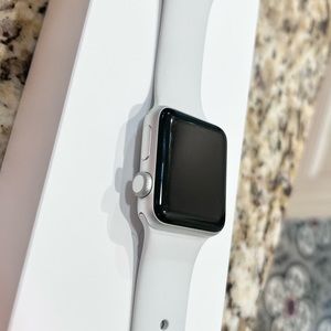 Apple Watch Series 3 38 mm s/m band non cellular